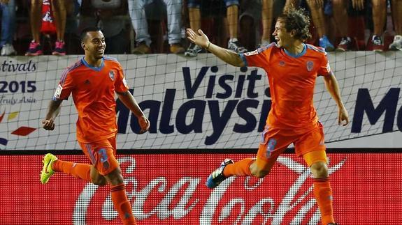 Vezo celebra con Orban el gol del Valencia ante el Sevilla. 