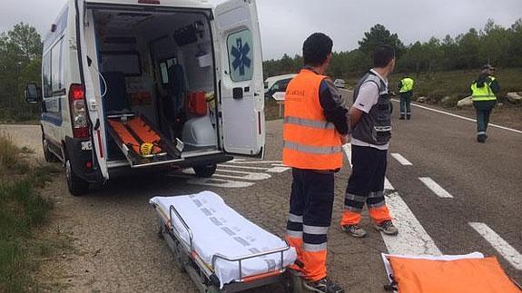 El equipo médico y la Guardia Civil de Tráfico espera la llegada del accidentado.