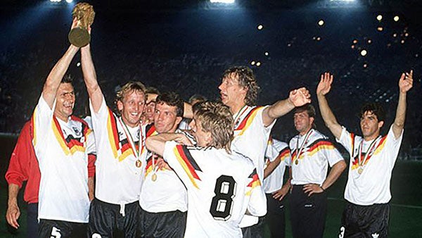 Augmenthaler (izq.) y Brehme (dcha.) levantan la copa de Italia 90 junto a Matthäus.