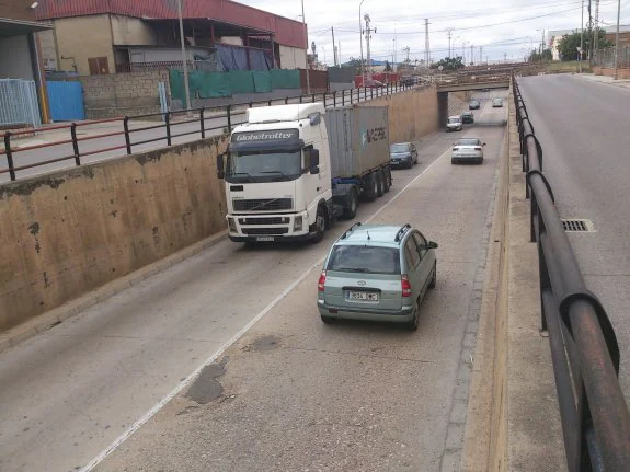 Túnel de Fuente del Jarro, el único acceso para camiones a la segunda fase del polígono industrial, sin salida a la carretera. :: lp