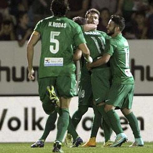 Los jugadores del Levante celebran el 0-1 marcado por Morales.