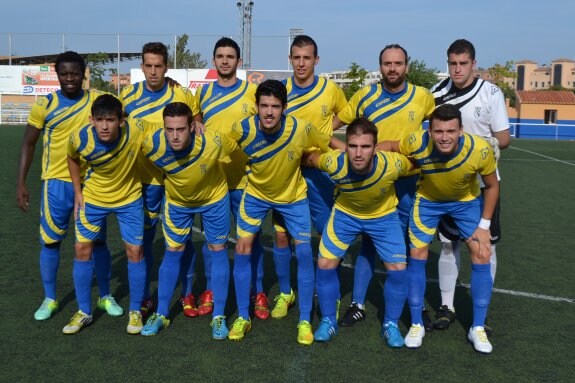 Los jugadores que formaron el once inicial ante el partido contra el Portuarios. :: j. zamora