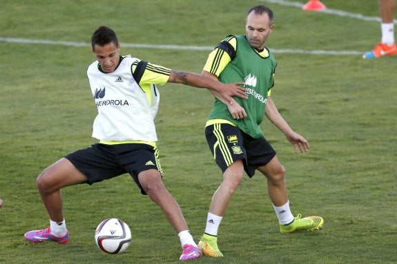 Rodrigo protege el balón ante la entrada de Iniesta. :: EFE/Kiko Huesca