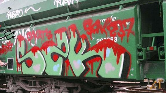 Vagón cubierto de grafitis.