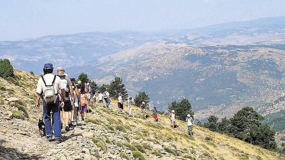 Un grupo de excursionistas pasea por el Parque Natural del Penyagolosa.