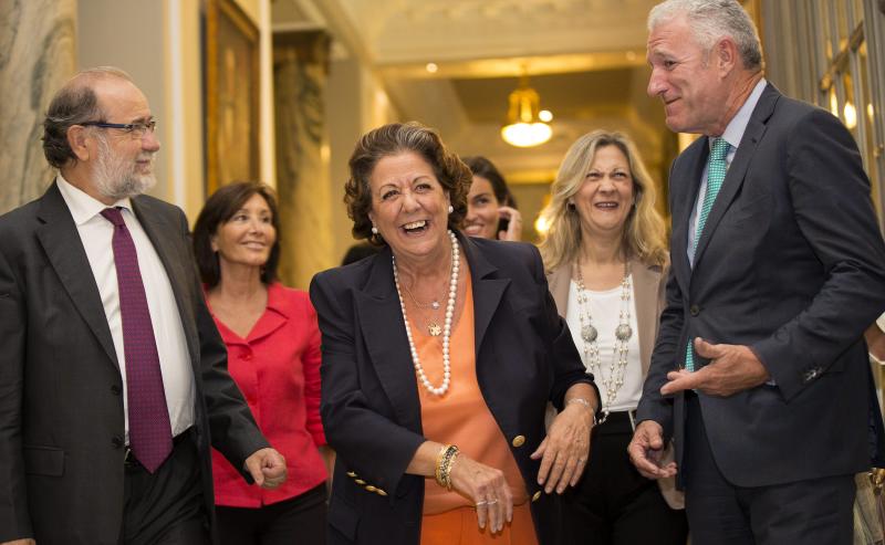 La alcaldesa de Valencia, Rita Barberá, (centro) bromea con el presidente del Club de Encuentro Manuel Broseta, Francisco Puchol-Quixal