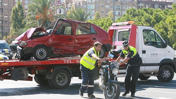 Retiran un vehículo accidentado en Valencia.