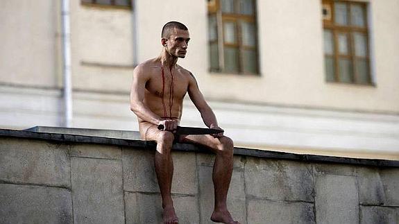 Un artista ruso se corta una oreja como símbolo de protesta