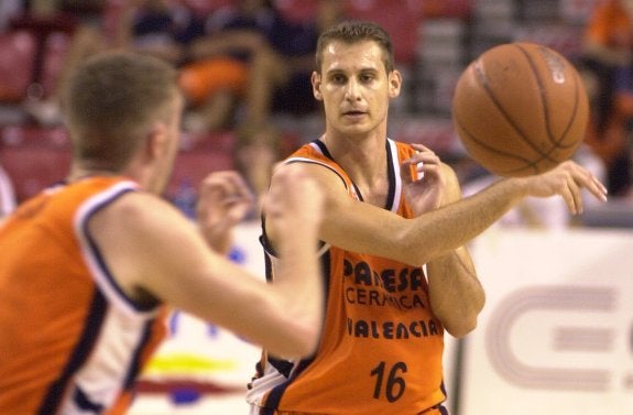 Pedro Llompart, con la camiseta del Pamesa Valencia durante un partido en la Fonteta. :: damián torres