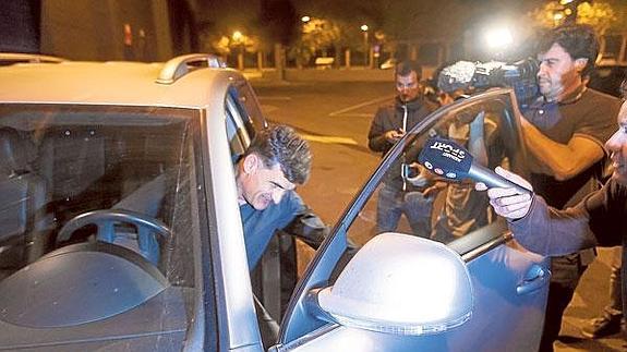 José Luis Mendilibar, abandonando anoche el Ciutat de València.