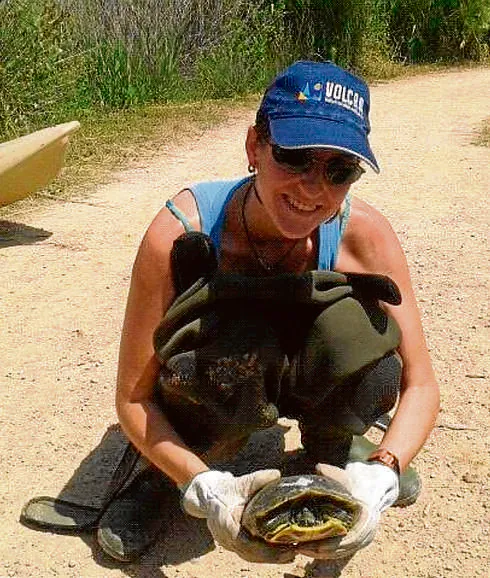 Sara Herrero, con una tortuga en el marjal 