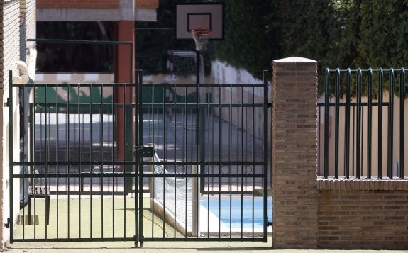 Un monitor acepta un año y medio de cárcel por la muerte de un niño de 4 años en una piscina de un colegio en Campolivar
