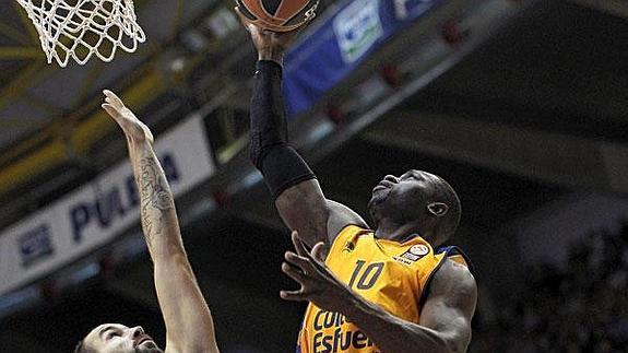 Sato, ante Spanoulis, en el Valencia Basket-Olympiacos.