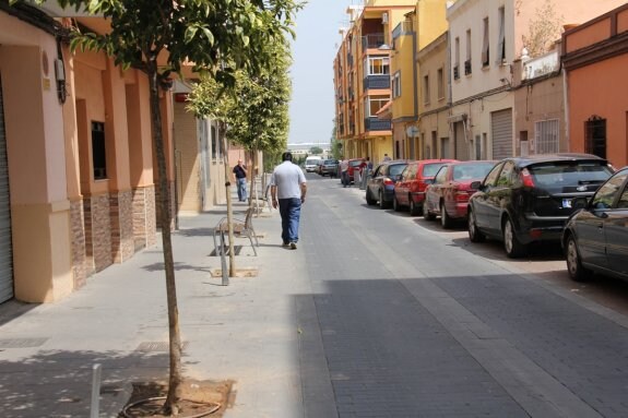 Una de las calles del Xenillet, donde hay un gran número de viviendas ocupadas. :: LP