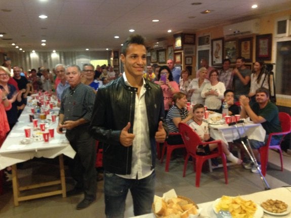 Rodrigo, anoche con los peñistas del Valencia. :: l. m.