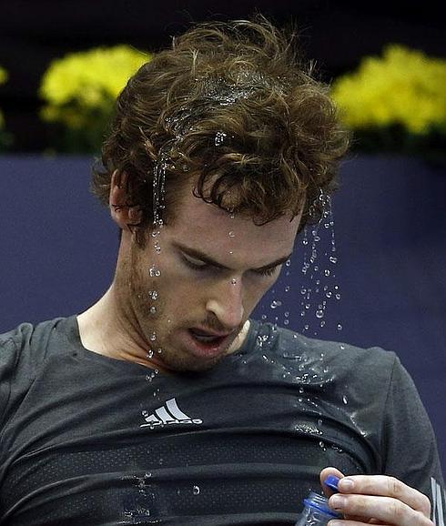 Murray se refresca durante su duro partido ante Anderson.