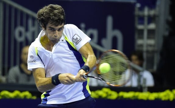 Pablo Andújar golpea la bola durante el partido que disputó ayer contra Tommy Robredo en el Ágora. :: AFP PHOTO/ JOSE JORDAN