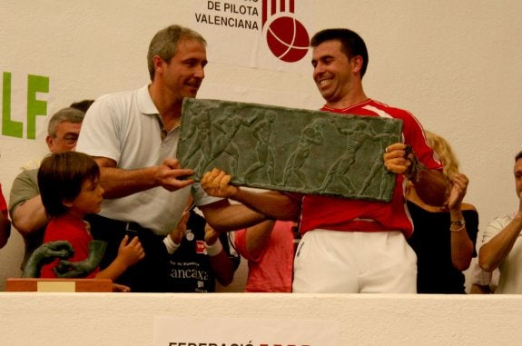 Sarasol entrega el trofeo del Individual en propiedad a Álvaro en 2006. :: frediesport