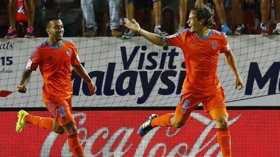 Orbán celebra su gol en Sevilla perseguido por Vezo.