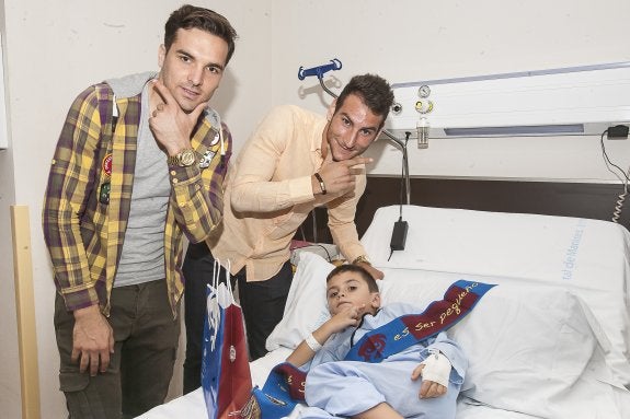 Toño e Iván, en su visita a la nueva planta materno-infantil del Hospital de Manises.