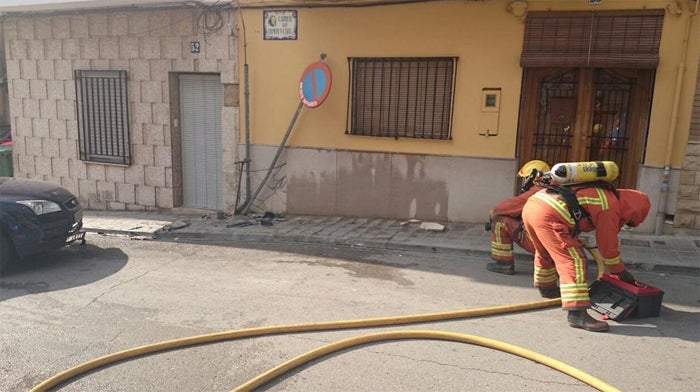 Un coche choca contra una fachada y provoca una fuga de gas en Manises