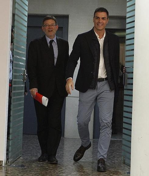 Pedro Sánchez, junto a Ximo Puig a su llegada a Blanquerías. 