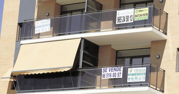 Viviendas de Alicante con el cartel de 'Se vende' en sus ventanas. :: CARLOS RODRíGUEz