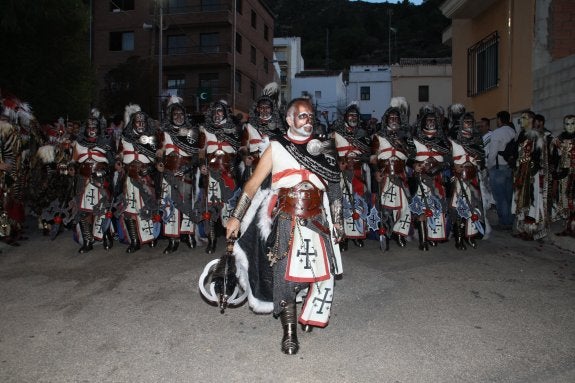 El desfile de Moros y Cristianos contó con una nutrida  asistencia de público de Moixent, pero también de otros  municipios cercanos. :: lp  Las carrozas y la música son dos elementos que han crecido en número y calidad en las últimas ediciones.   Un detalle de uno de los rostros, que muestra el logrado maquillaje de los participantes en el evento.