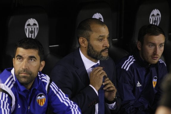 Nuno, con sus ayudantes, en el banquillo de Mestalla este domingo. :: jesús signes