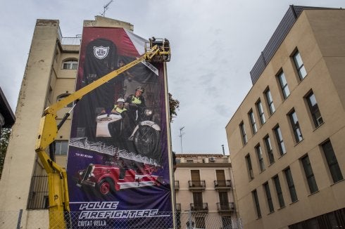 Colocación de la lona, ayer. :: luis montolio