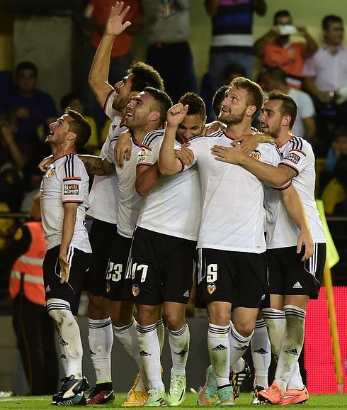 Mustafi, con el número 5, celebra uno de sus goles ante el Villarreal con el resto de sus compañeros.