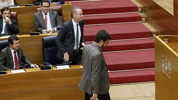 El presidente Fabra se levanta de su escaño cuando Blanco (EU) va a intervenir.