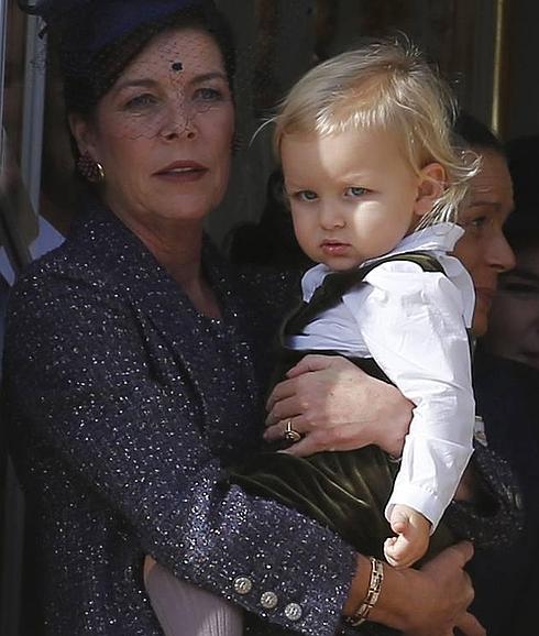 Carolina de Mónaco (i) sostiene a su nieto Alexandre 'Sacha' Casiraghi en brazos, en presencia de su hermana, Estefanía de Mónaco. 