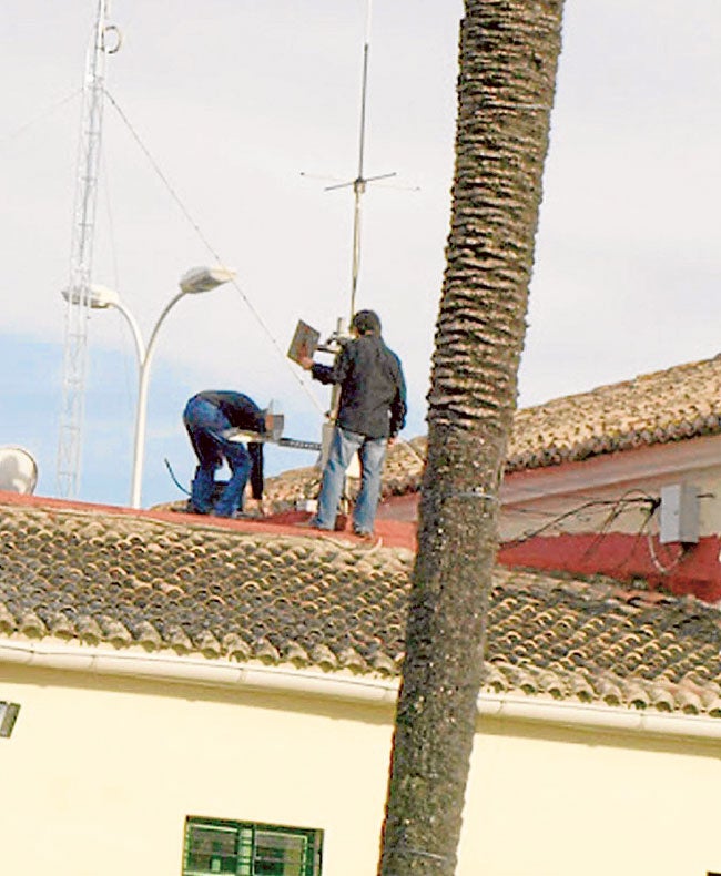 Operarios poniendo a punto una antena.