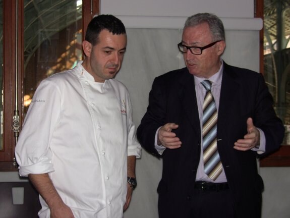 Ricard Camarena con Juan Juvé, quien confió al chef la puesta en escena de sus cavas. :: lp