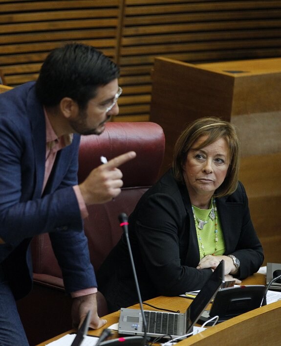 El nuevo síndic de EU, Ignacio Blanco, observado por su predecesora en el cargo, Marga Sanz. :: txema rodríguez