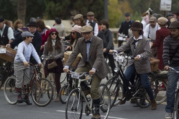 Algunos de los participantes de la edición de la 'Clàssic Ride' celebrada ayer en Valencia. :: damián torres