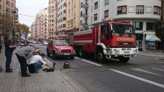 Técnicos de la UPV, ayer, realizando mediciones en Barón de Cárcer con la ayuda de bomberos. :: lp