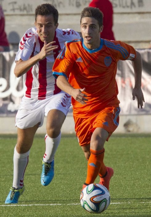 Un jugador del Mestalla conduce el balón. :: damián torres