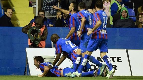 Casadesús, en el suelo, celebra con uss compañeros el 1-0 ante el Valencia.