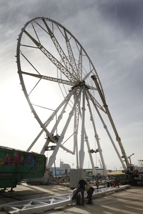 Montaje de la noria de la feria de Navidad, en el Grao. :: jesús signes