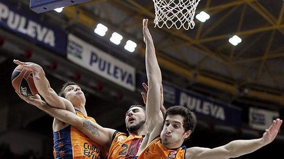 Aradori, entre Lucic y vives, en una acción del partido ante el Galatasary en la Fonteta.