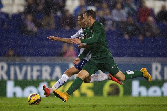 Iván López lucha por el balón con el jugador del Espanyol Lucas Vázquez el pasado sábado. :: EFE