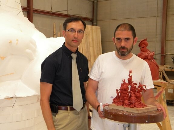  En equipo. El artista Miguel Santaeulalia con una maqueta, junto al guionista Javier Tejero. :: lp