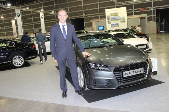 Dionisio López, Director Ejecutivo de Levante Wagen, con el nuevo Audi TT; una de las novedades en la Feria.
