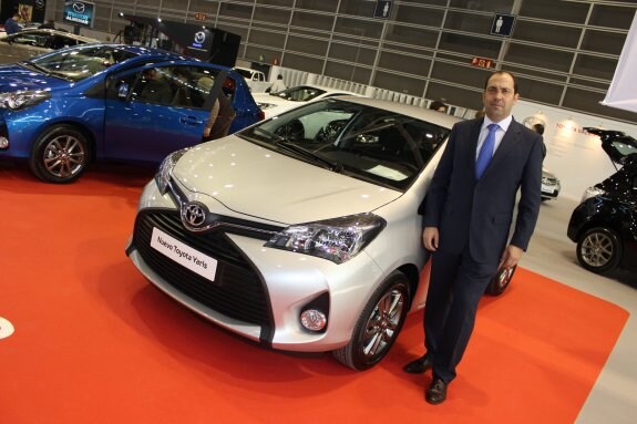 José Manuel Domínguez, jefe de ventas de Toyota Valencia, con el Yaris en la zona de vehículo nuevo.