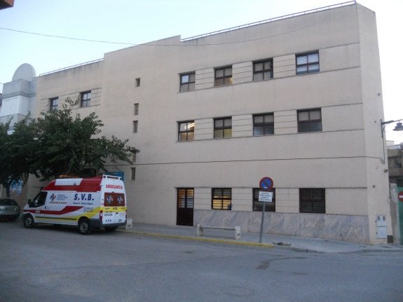 Fachada del centro de salud de Turís. :: lp