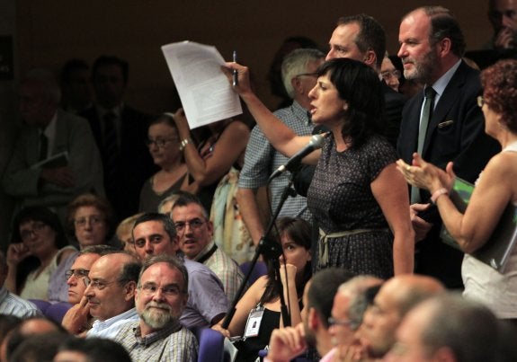 Accionistas muestran su descontento en una Junta General de Bankia en Valencia. :: JUAN J. MONZO