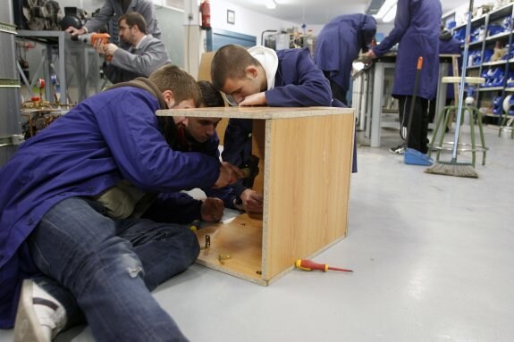 Alumnos del centro de Formación Profesional Xabec de Valencia trabajando en el taller. :: irene marsilla