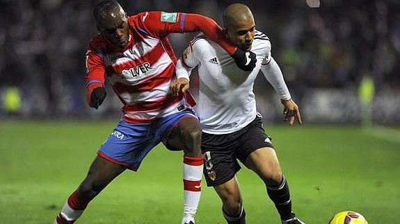 Nyom hace falta a Feghouli en la disputa de un balón.